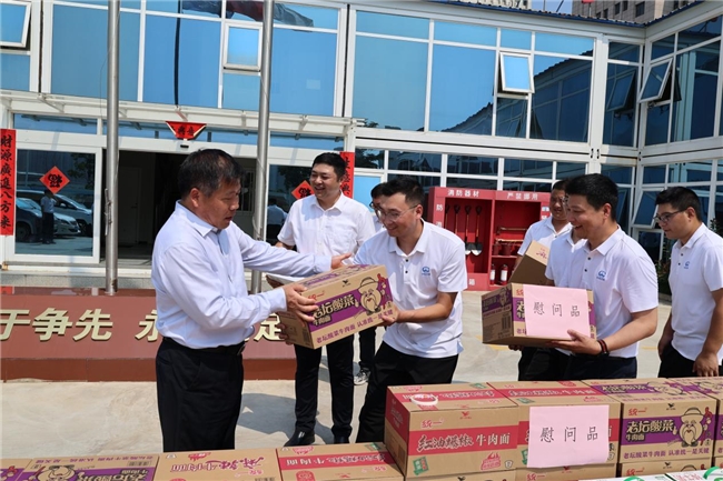 夏日送清凉，关怀暖人心