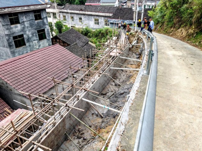 边坡加固筑牢道路安全屏障 乡村基建守护群众出行平安