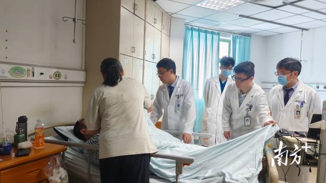多学科医疗团队查房，跟进患者术后情况。 黄艳姿 拍摄 