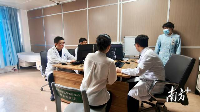 患者在专病中心门诊就诊。 黄艳姿 拍摄 
