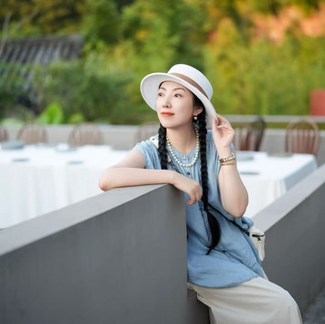 著名女诗人芳菲诗集《戏里戏外》全国发行,深邃和柔软书写引读者热捧(图)
