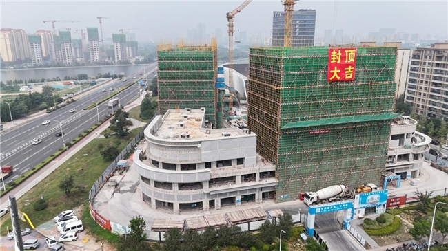 中建二局三公司青岛金茂智慧新城A1地块项目三期工程首栋楼座喜封金顶