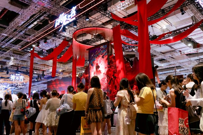 BW2026人气断层！《以闪亮之名》这波国风展台又双叒杀疯了