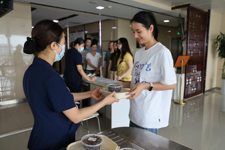 排队领取儿童套餐