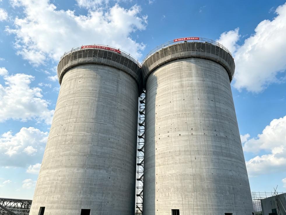 七化建新疆中溶新能源项目筒仓滑模施工提前告捷