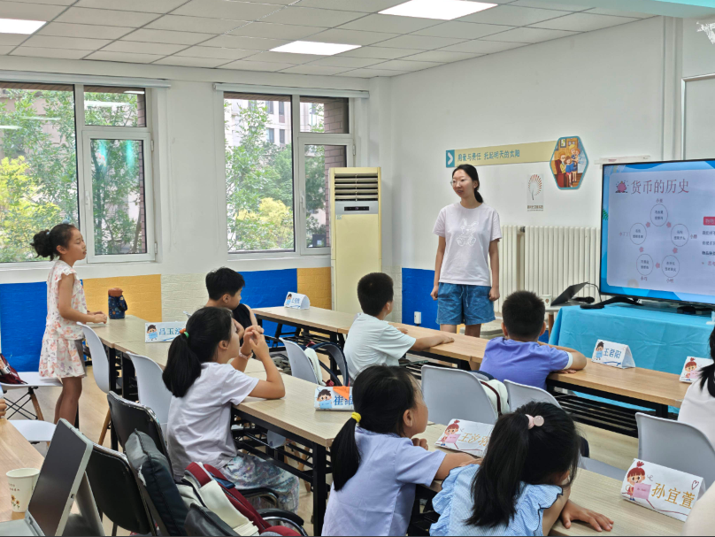 金智润童心，青辉护银发：青岛大学学子服务社区一老一小