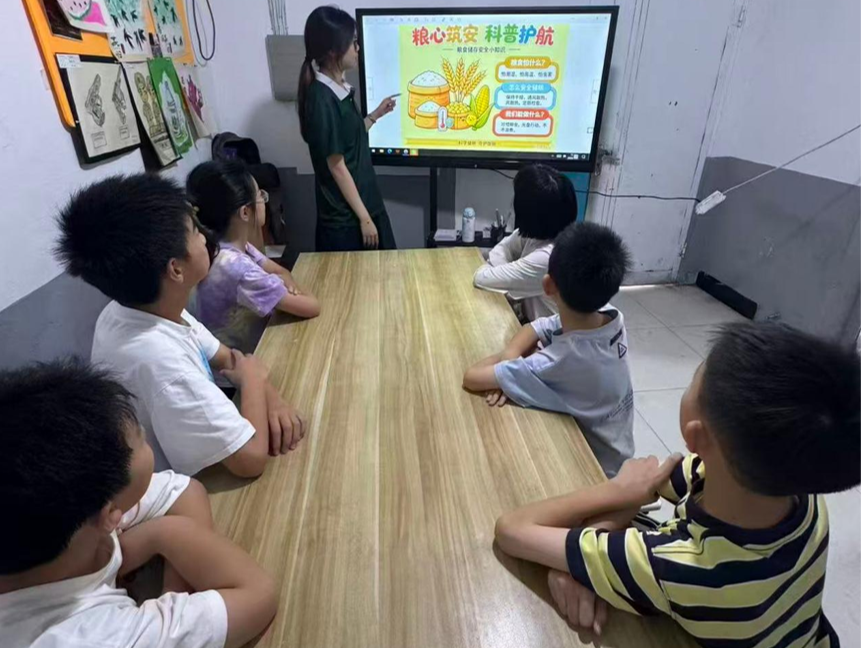 食品科学与工程学院:“粮”心筑安小队深入调研乡村爱粮节粮教育开展情况