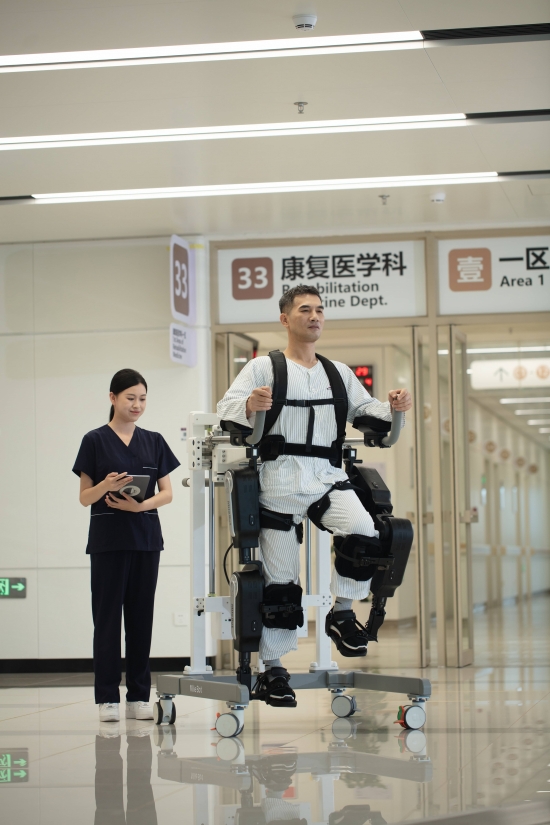 首家盈利外骨骼,获中信建投近亿融资,迈步机器人下一步押注脑机接口