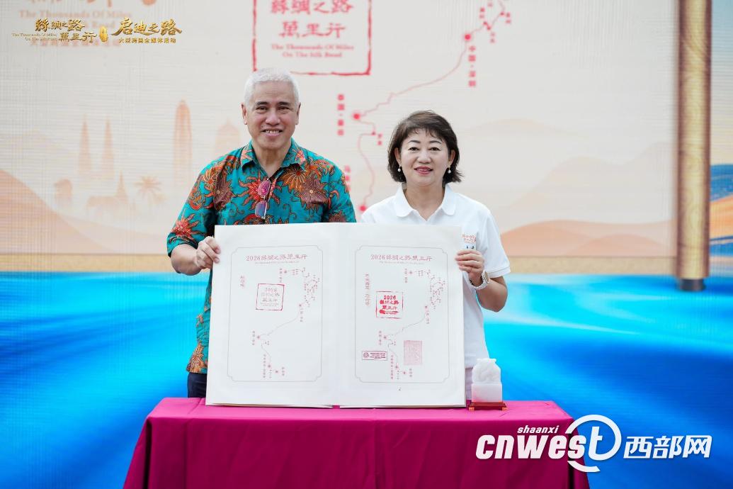新加坡华裔代表傅火德与全媒体采访团项目总负责人张蓉共同完成通关文牒收官盖印