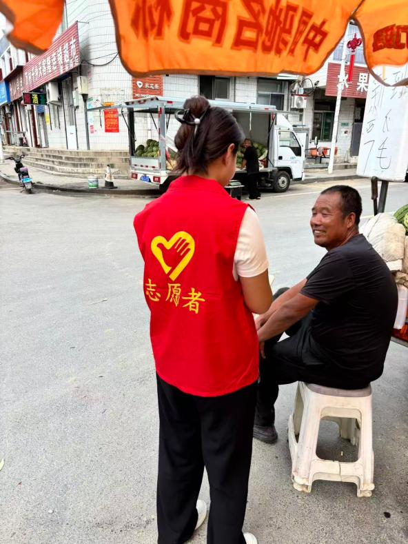 夏日送清凉，实践队慰问户外一线劳动者