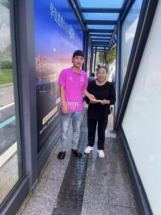拾金不昧!捡到手机并妥善归还,顺丰同城山姆骑士获平台奖励