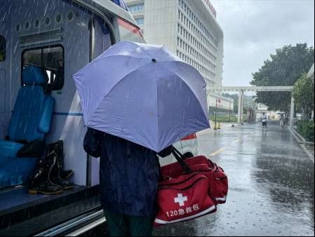 德阳市第六人民医院开展暴雨天气急诊科院前出诊应急演练