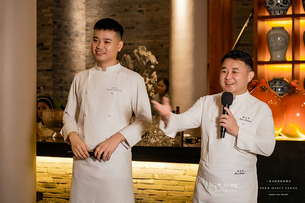 三亚太阳湾柏悦酒店中餐行政副总厨吕刚(左)与遇外滩品牌主厨陈志评(右)