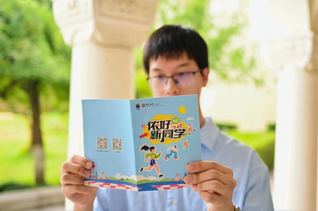 反诈知识入行囊 上海网安总队为新生送上反诈 “安全礼包”