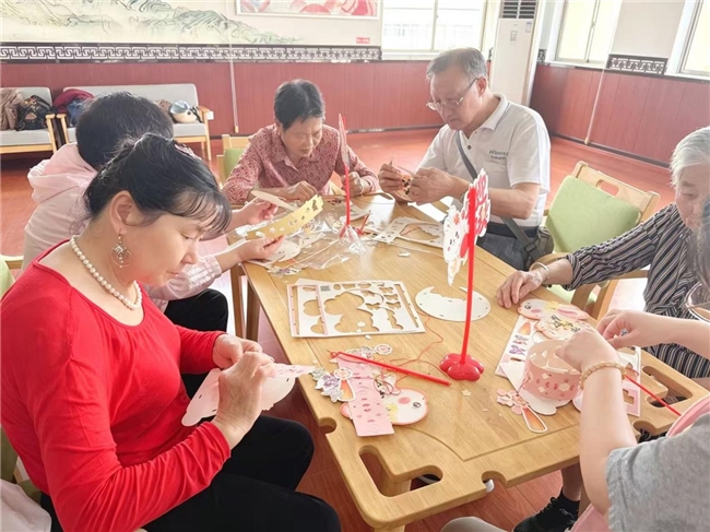 金秋迎中秋 情暖夕阳红