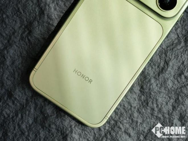 满血旗舰就位 荣耀Magic9 Pro Max骁龙新芯加持