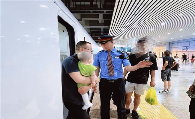 国庆在岗守护旅途 福州客运段陈小磊班组以温情服务伴旅客出行