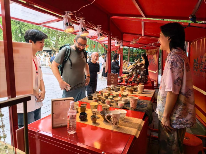 蜀风雅韵焕新彩 双向赋能促传承——2026四川非遗(民艺)文创集市开市暨非遗传习研习基地揭牌