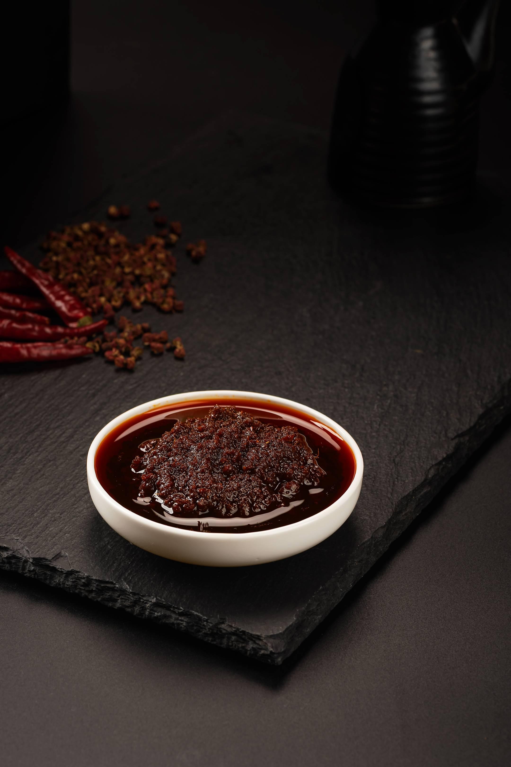 火锅底料与辣椒，说明涮煮汤底