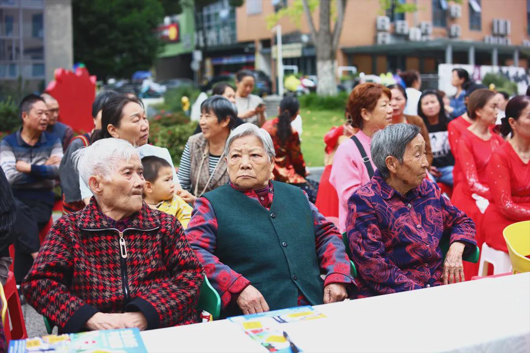 重阳敬老 | 多普爱医疗走进和美社区，为500位老人送健康