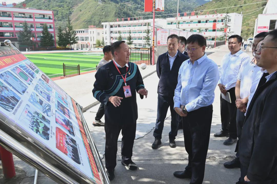闫国春到四川美姑调研定点帮扶工作并调研驻川渝企业及场站